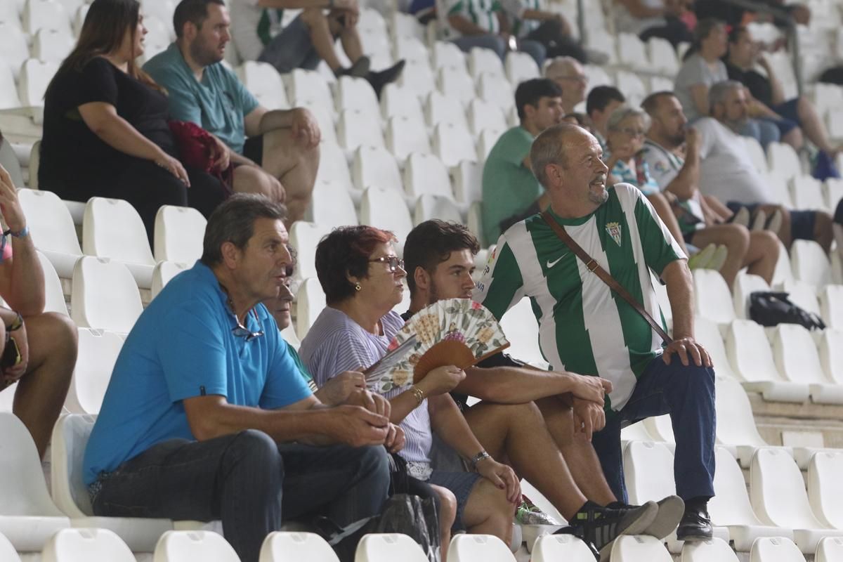 Aficionados en el encuentro de Copa del Rey