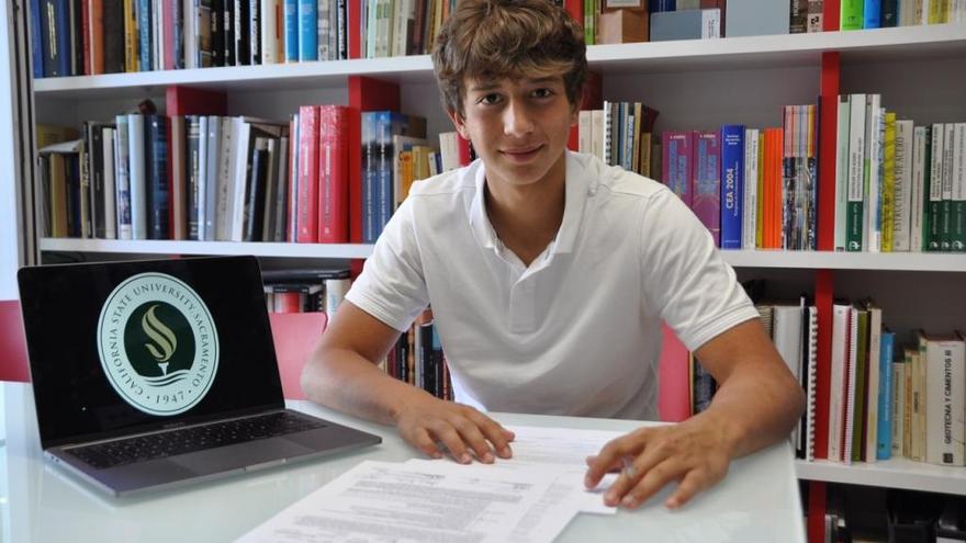 Antón de la Puente, firmando su beca con Sacramento State University. // VT Sports