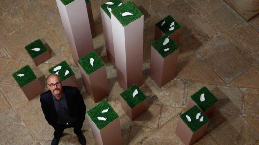 El artista Francisco Fresno, junto a una instalación en el Museo de Bellas Artes de Asturias.