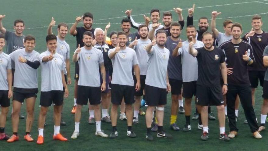 Jugadores y cuerpo técnico del Constancia posan para este rotativo antes del entrenamiento del pasado jueves.