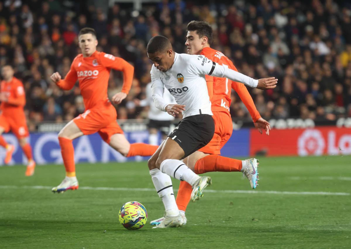 Lino, en la jugada del único gol del partido de liga Valencia CF - Real Sociedad