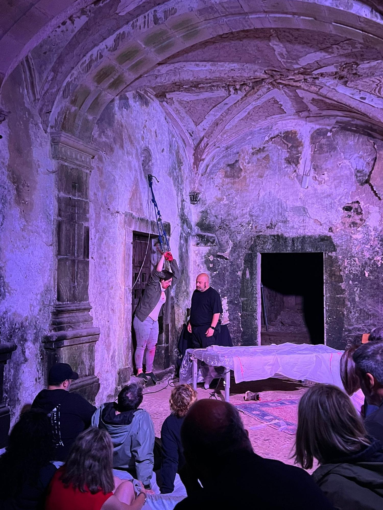 En imágenes: Así fue "Redención", la primera función de teatro inmersivo que se celebra en el monasterio de Cornellana