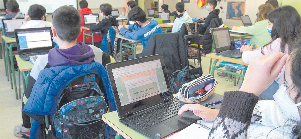 Alumnos del CEIP Mestre Vide, en Ourense, utilizando ordenadores en el aula durante la pandemia