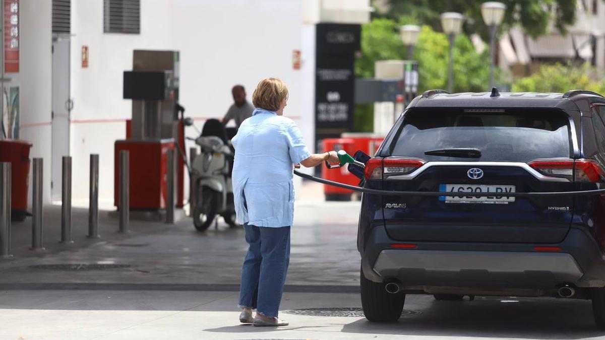 Una mujer repostando en una gasolinera de Córdoba.