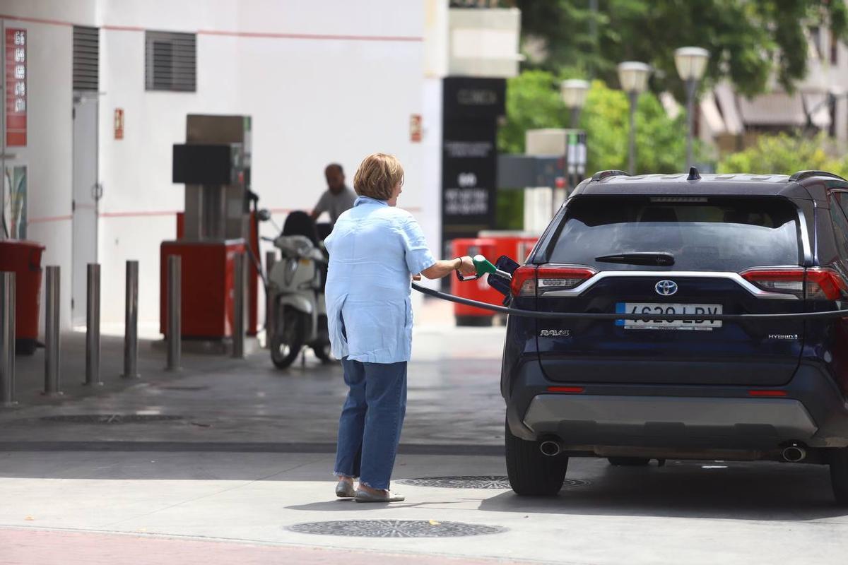 Una mujer repostando en una gasolinera de Córdoba.