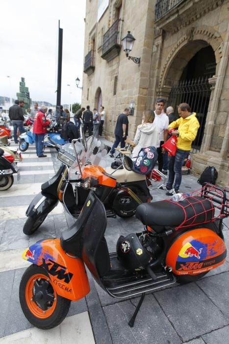 Concentración de Vespas y Lambretas en el Euroyeyé de Gijón