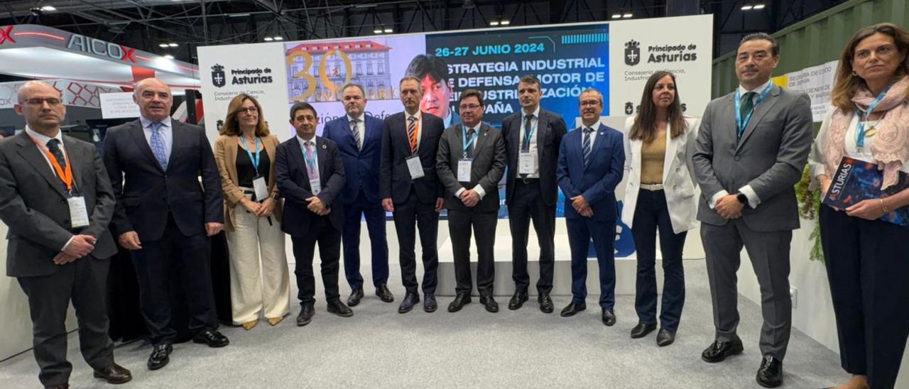 Por la izquierda, Iván Aitor Lucas, director general de Innovación del Principado; Mariano García, presidente de la Cámara de Comercio de Badajoz; María Jerez, secretaria general de la Cámara de Comercio de Linares; Francisco Reyes, presidente de la Diputación de Jaén; Carlos Paniceres, presidente de la Cámara de Comercio de Oviedo; David González, director de Sekuens; Guillermo Santamaría, consejero de Empleo de la Junta de Extremadura; Juan Carlos Campo, viceconsejero de Industria del Principado; José Luis Canito, director gerente en FUNDECYT-PCTEX (parque científico de Extremadura); Celina Pérez, directora general de Empresas de la Junta de Extremadura; Miguel Ángel Mendiano, director general de Extremadura Avante, e Inés Seijo, responsable de Crecimiento de Sekuens, ayer en Ifema. | X. F.