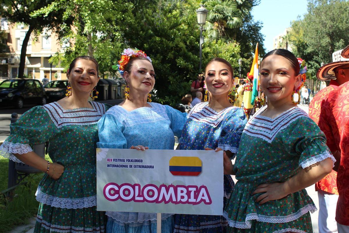 FOTOGALERÍA | El mundo baila en Badajoz: el Festival Folklórico se echa a las calles en un desfile internacional