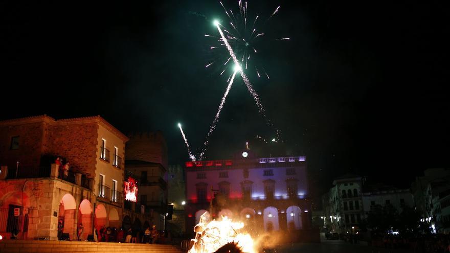 San Jorge moviliza en Cáceres al séquito más numeroso de su historia