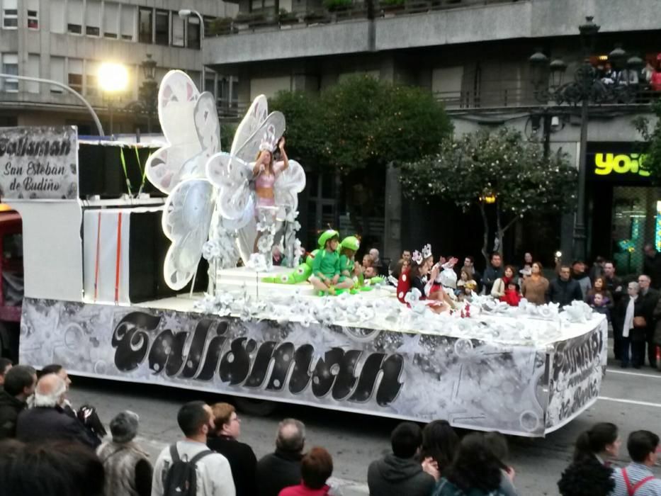 Las comparsas amenizan el desfile del Entroido vigués