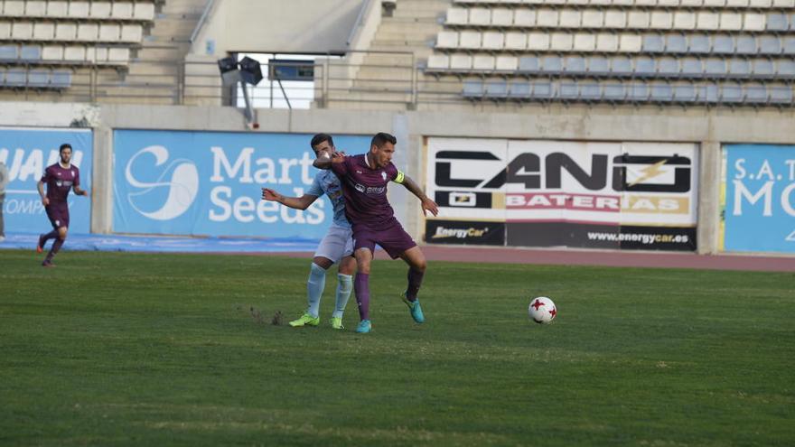 Neftalí, que fue expulsado, frena a un jugador de El Ejido.