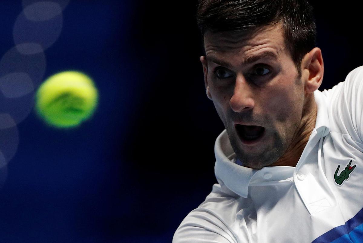 Djokovic golpea una bola en el Torneo de Maestros.