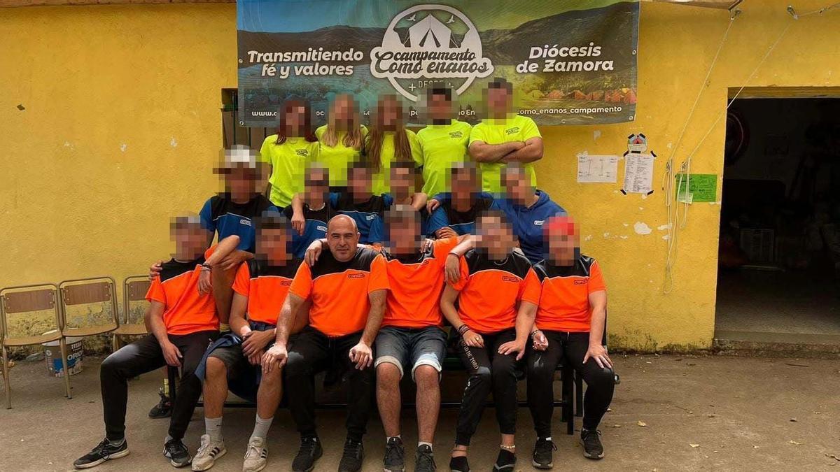 El sacerdote F.L.M. con un grupo de adolescentes y monitores en un campamento.
