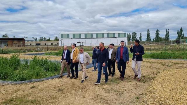 Autoridades y responsables de Somacyl en la reciente inauguración de la EDAR de Villamayor de Campos. | CEDIDA