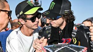 Bezzecchi, con su jefe Valentino Rossi