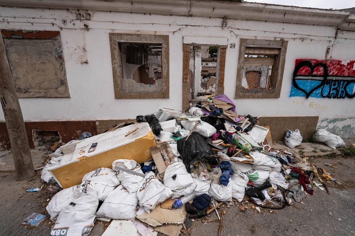 Escombros y basura arrojada en una de las viviendas medio derrumbadas en las Casas Baratas del Bon Pastor, en Barcelona.