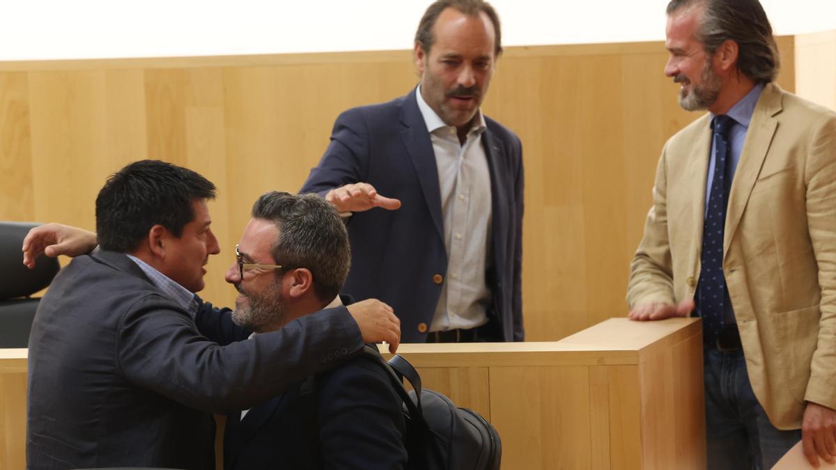 El diputado del PP Francisco Oblaré y el socialista Manuel Chicón se abrazan en el pleno de la Diputación de Málaga, en presencia de los diputados Juan Cassá y Víctor González, tras ser elegido el 'popular' como parlamentario andaluz.