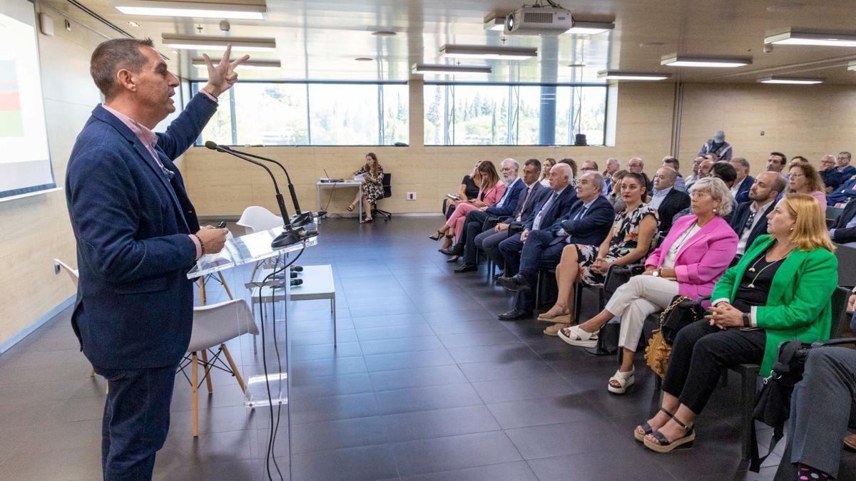 Jorge Olcina durante su ponencia «Cambio climático: futuros escenarios de la Comunidad Valenciana». 