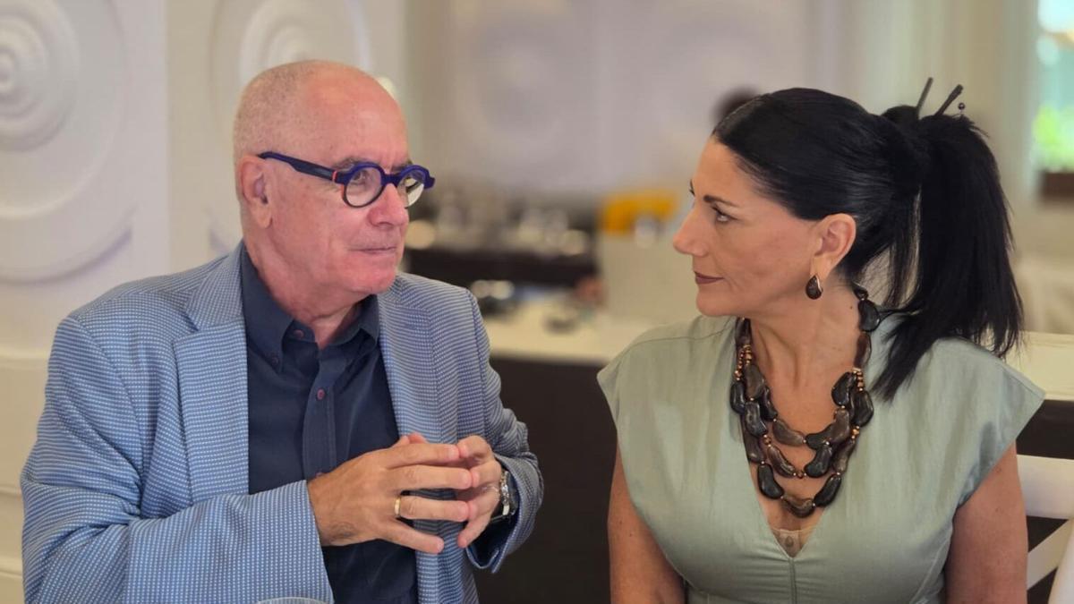 La nueva presidenta de Fepeco Olga Sanfiel junto al exdirigente Oscar Izquierdo.