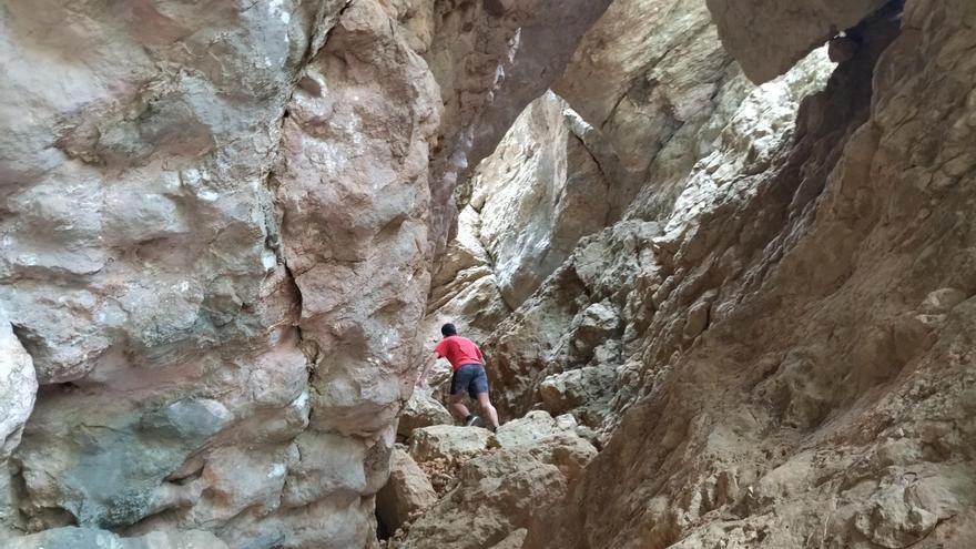 Un estrecho paso para alcanzar un paisaje inmenso