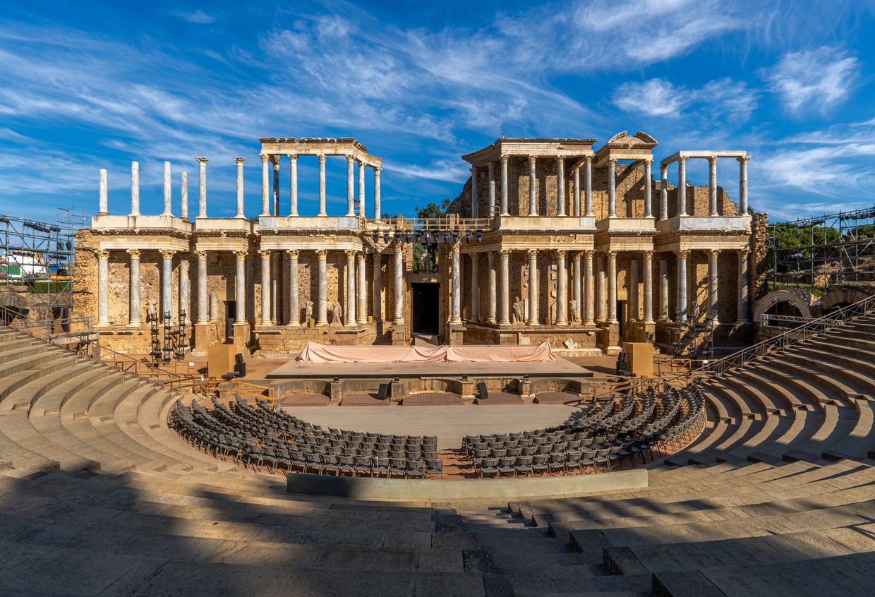 Teatro Romano de Mérida con los andamios, focos, escenario y sillas colocadas bajo las gradas preparadas para el Festival Internacional de Teatro Clásico de Mérida. Columnas y estatuas romanas clásicas