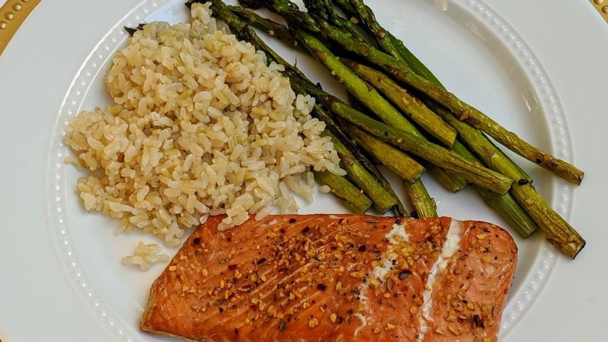 Los participantes en un estudio financiado por los NIH que siguieron una dieta baja en aceite vegetal y alta en pescado graso vieron una reducción en sus niveles mensuales de dolor de cabeza por migraña.