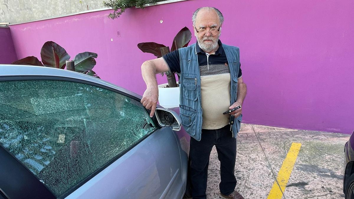 Eric, un ciudadano francés, muestra un tiro que ha recibido su coche.
