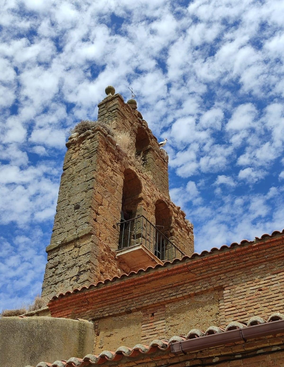 Torre de la iglesia de Vega de Villalobos que se pretende restaurar.