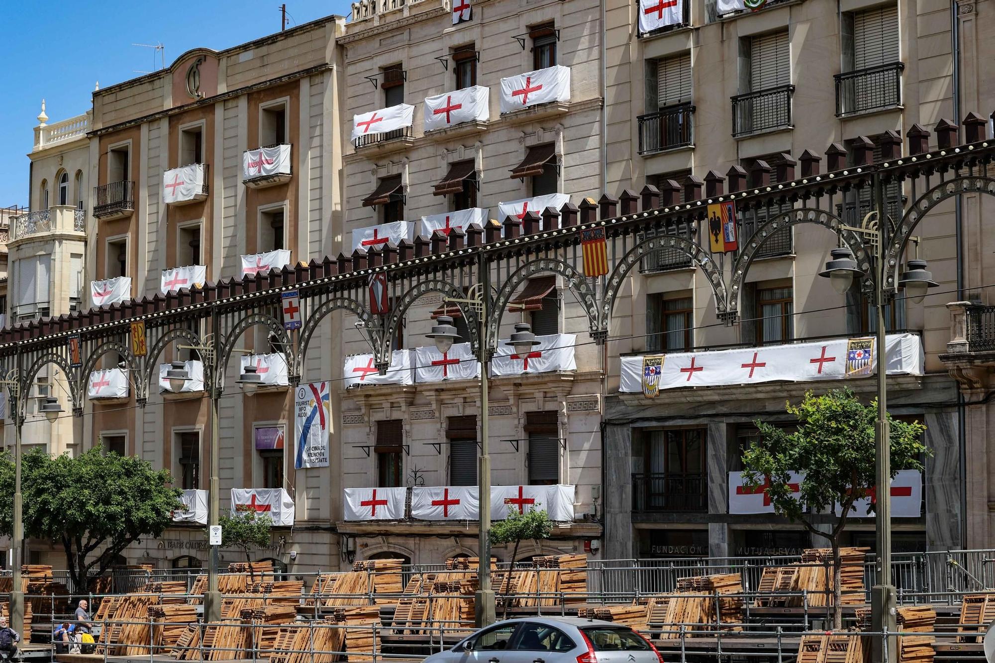 El centro de Alcoy se engalana para las Fiestas de Moros y Cristiano