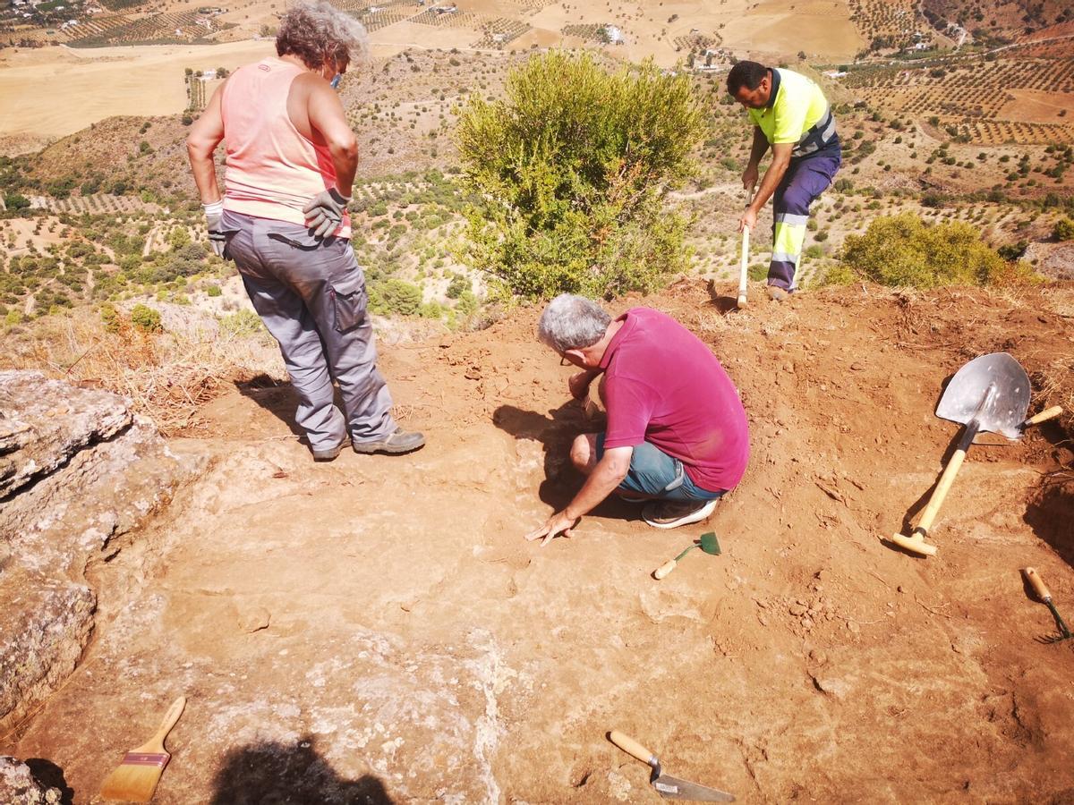 Los coordinadores de la obra, trabajando en las excavaciones en la Sierra de Gibralmora, Pizarra, en plena pandemia.