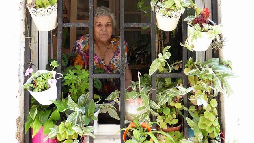 Fallece Pilar Diéguez, la vecina que dio a la Ciudad Vieja un toque de patio andaluz