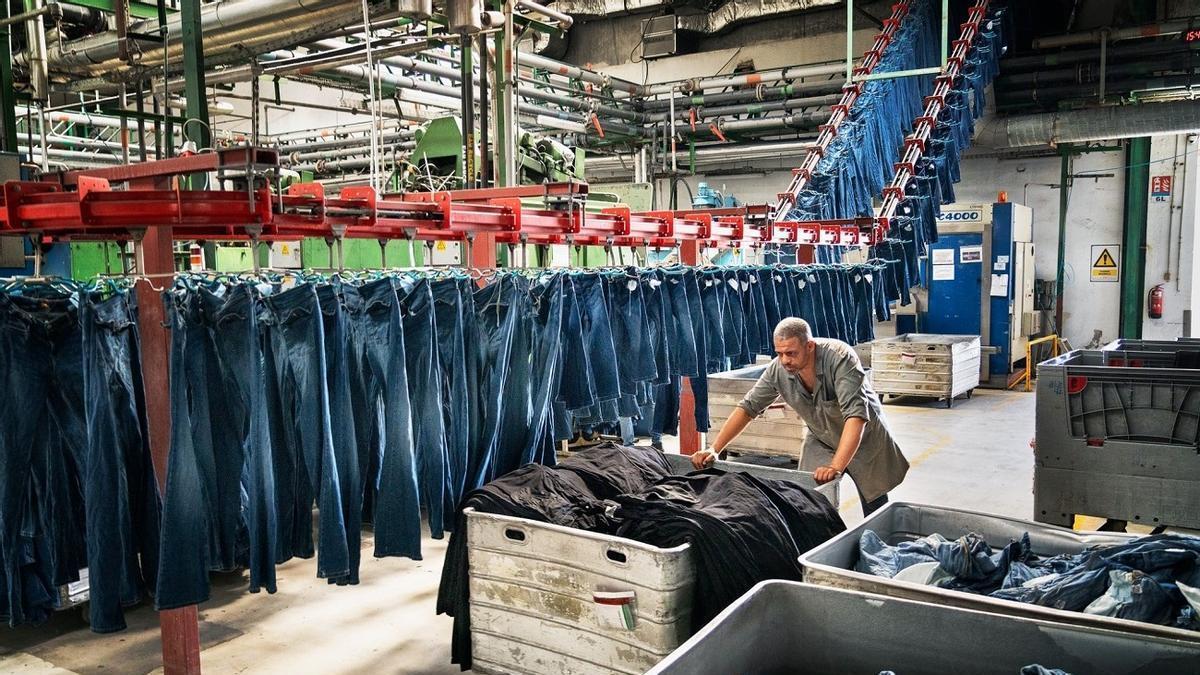 ROPA Y AGUA | 3.800 litros de agua para fabricar unos vaqueros: así se actúa para reducir ese impacto
