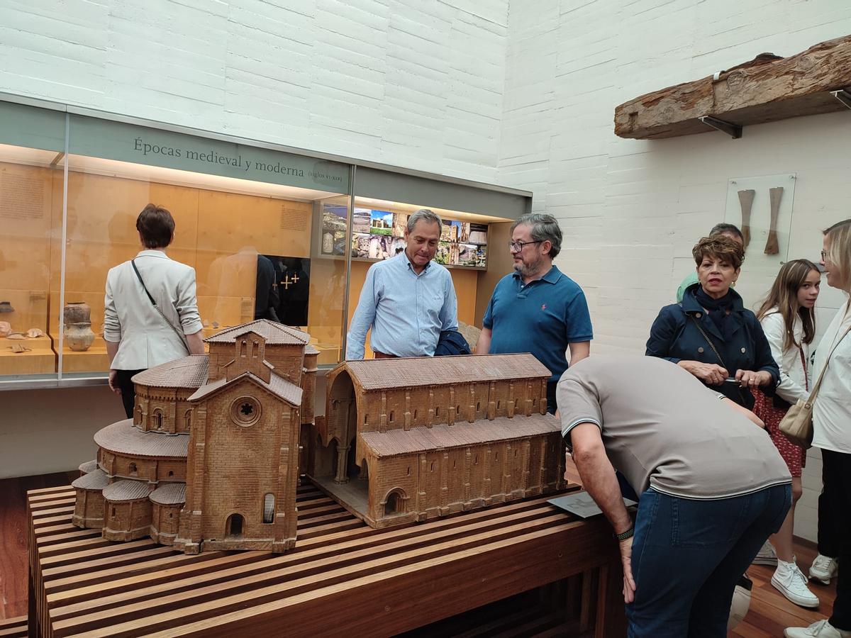 Asistentes observan la maqueta de la iglesia del monasterio de Santa María de Moreruela