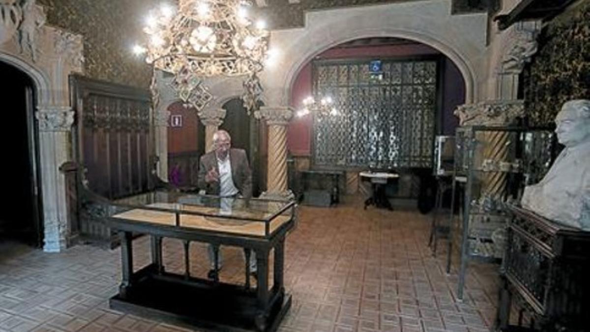 Santiago Alcolea, en el salón del primer piso de la Casa Amatller.