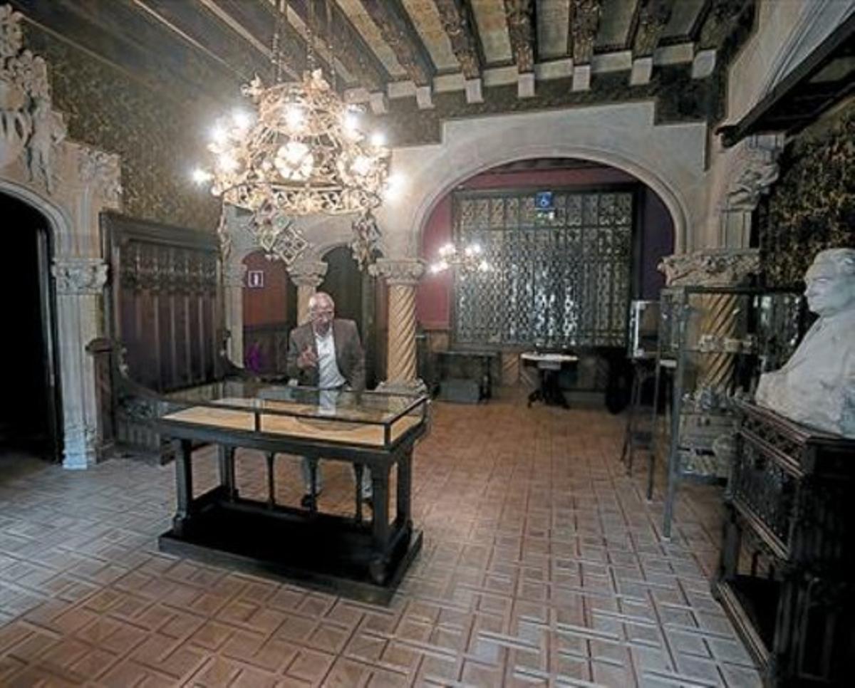 Santiago Alcolea, al saló del primer pis de la Casa Amatller.