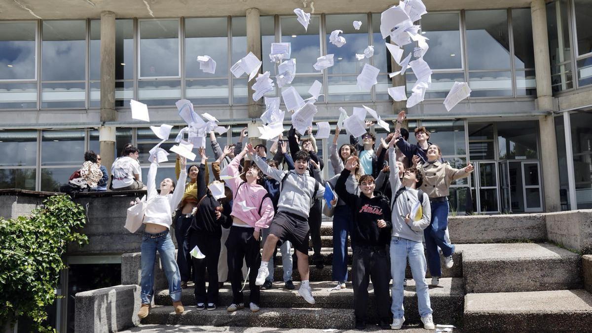 Alumnos tiran los apuntes al aire tras finalizar la PAU.