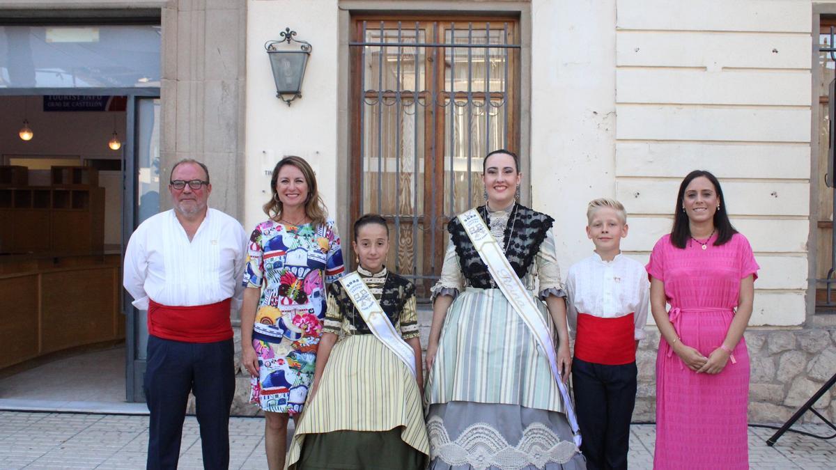 Carrasco junto a los máximos representantes de las fiestas de Sant Pere y la teniente de alcalde del Grau.