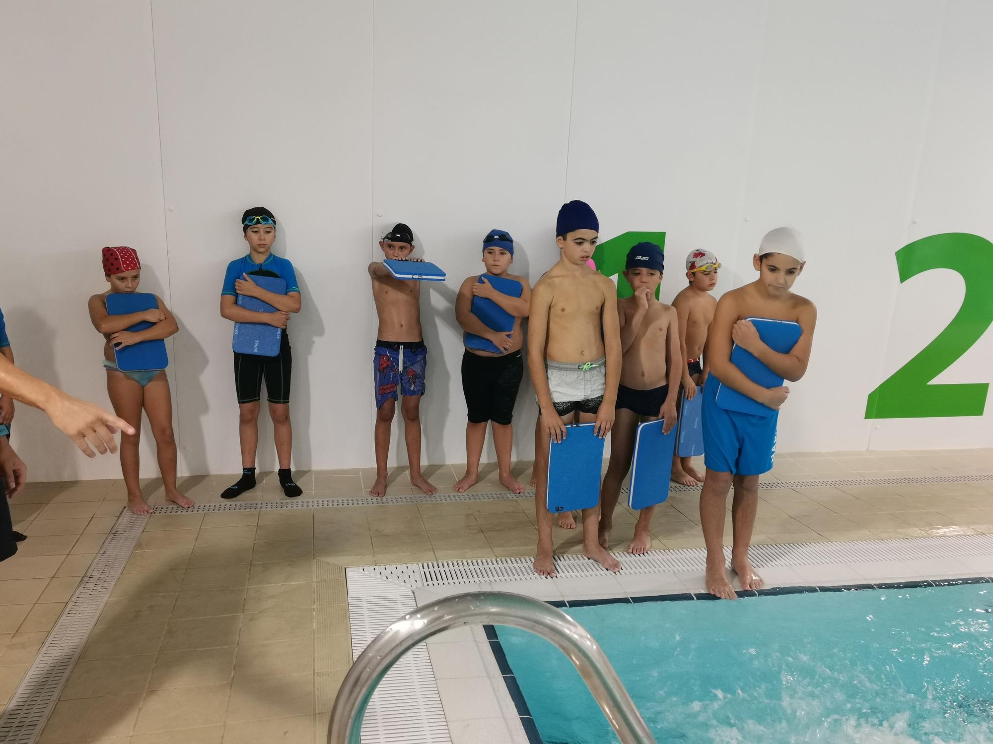 Inicio de los cursos de natación en la piscina de As Lagoas, en Bueu