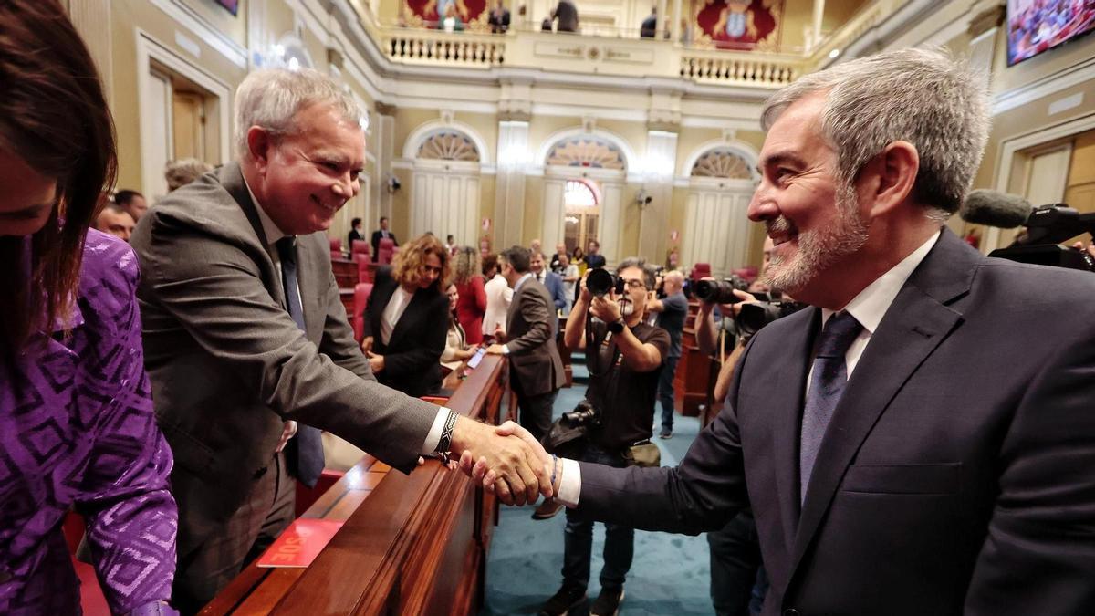 Foto de archivo del presidente Fernando Clavijo (d) mientras saluda al socialista Sebastián Franquis (i) antes de un debate en el Parlamento