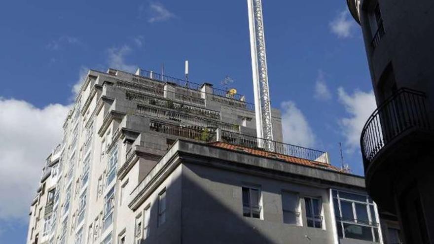 El inminente derribo afecta a la novena y décima planta del edificio, en la calle Churruca.  // Ricardo Grobas