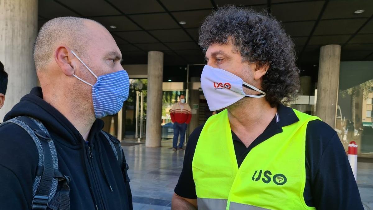 Luigi Carinci (izda.) en una concentración durante la huelga de los trabajadores de Latbus.