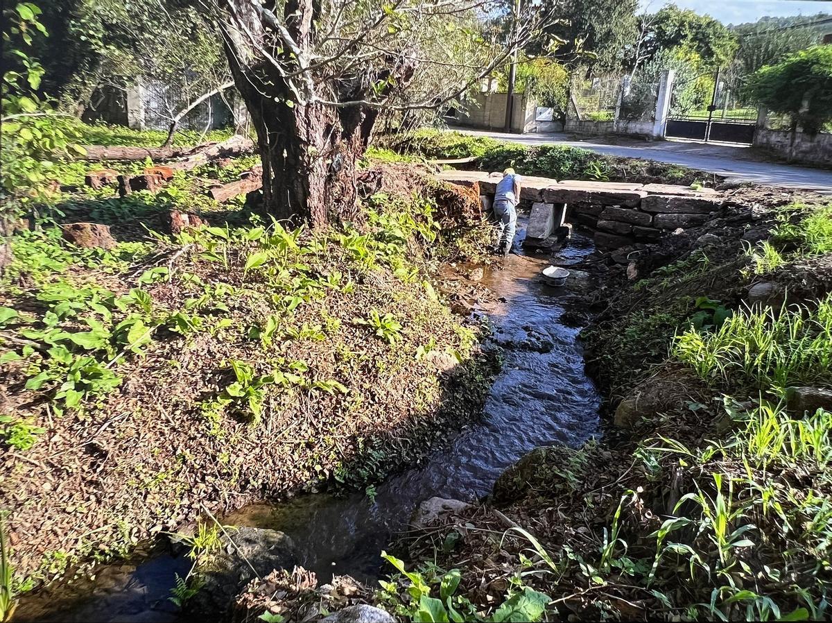La estructura permite recuperar el tránsito entre las dos orillas del regato.