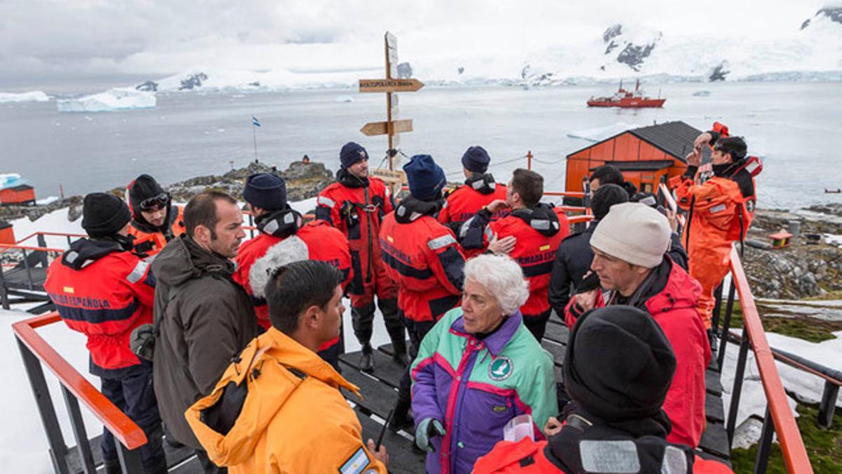 La tripulación del 'Hespérides' y el equipo de rodaje del documental sobre la Antártida visitando la base argentina Primavera.