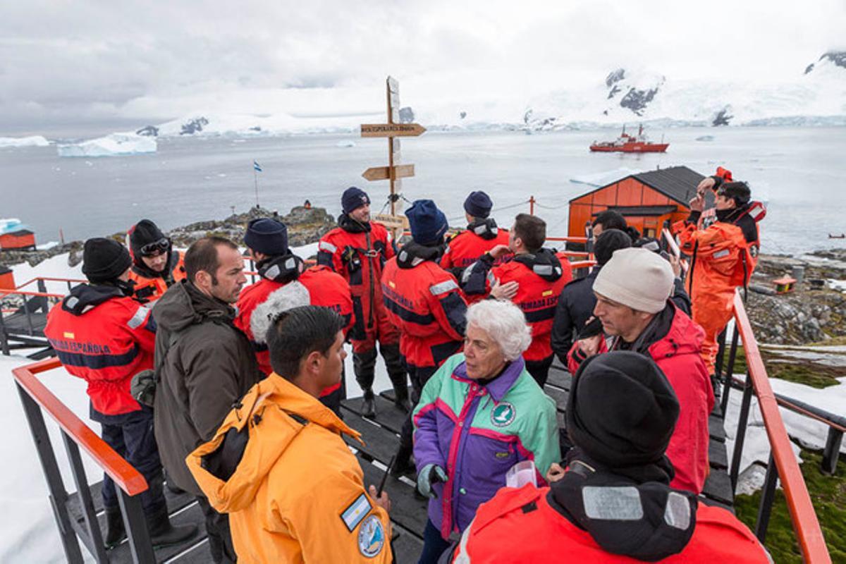 La tripulació de l’’Hespérides’ i l’equip de rodatge del documental sobre l’Antàrtida visiten la base argentina Primavera.