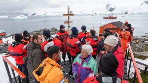 La tripulación del ’Hespérides’ y el equipo de rodaje del documental sobre la Antártida visitando la base argentina Primavera.