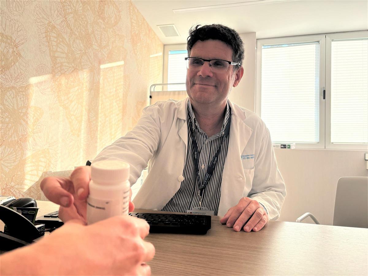El doctor Juan Manuel Sepúlveda entrega el fàrmac al seu pacient.