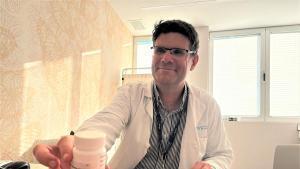 El doctor Juan Manuel Sepúlveda entre el fármaco al paciente