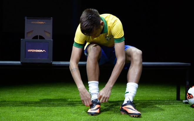Neymar presentó sus nuevas botas