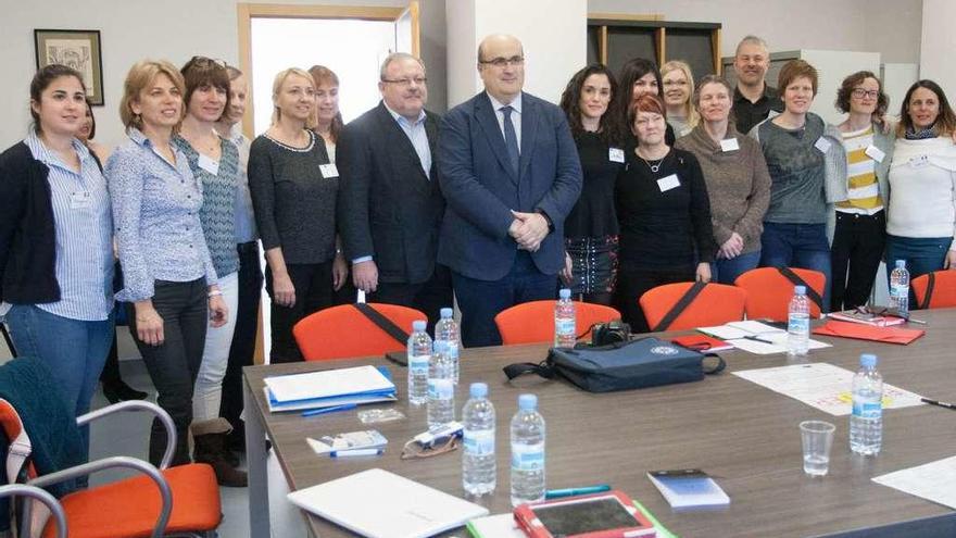 El director provincial de Educación, Fernando Prada (centro) junto con los profesores del proyecto.