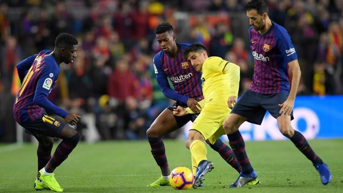 Busquets, Semedo y Dembélé presionan a Gerard Moreno.